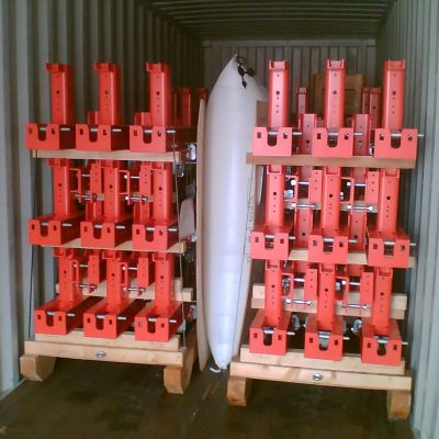 Dunnage bags stowing machinery in containers
