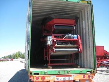Погрузка оборудования в транспортный контейнер перед его закреплением с помощью композитного ремня безопасности Cargo Restraint Systems Pty Ltd