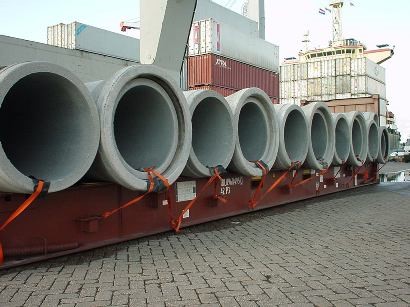 concrete pipes on flatrack with knotted lashing