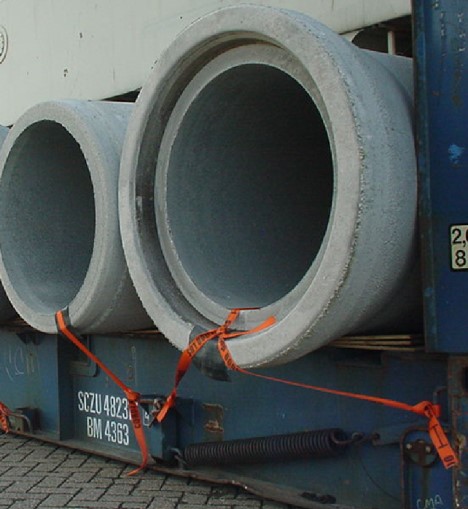 concrete pipes on flatrack without buckles