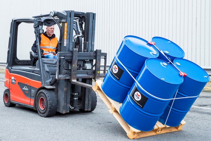 Tilting a pallet with Drums strapped with cordstrap and drumclip